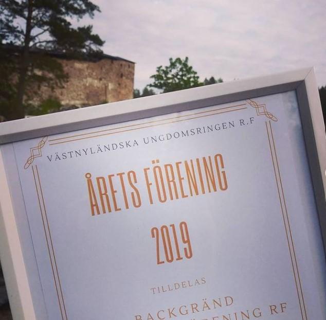 Diplom för Årets förening 2019 med Raseborgs slottsruiner i bakgrunden